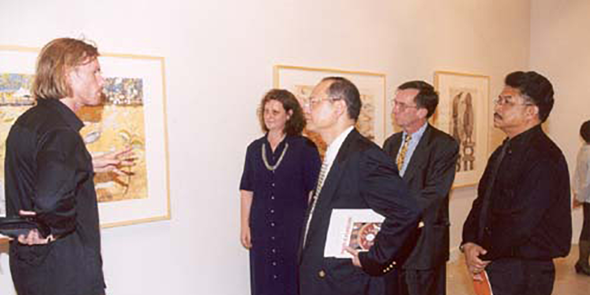 Martin King (Senior Printer, Australian Print Workshop) left and Anne Virgo (right), with a delegation from Silpakorn University and the Australian Embassy, Bangkok