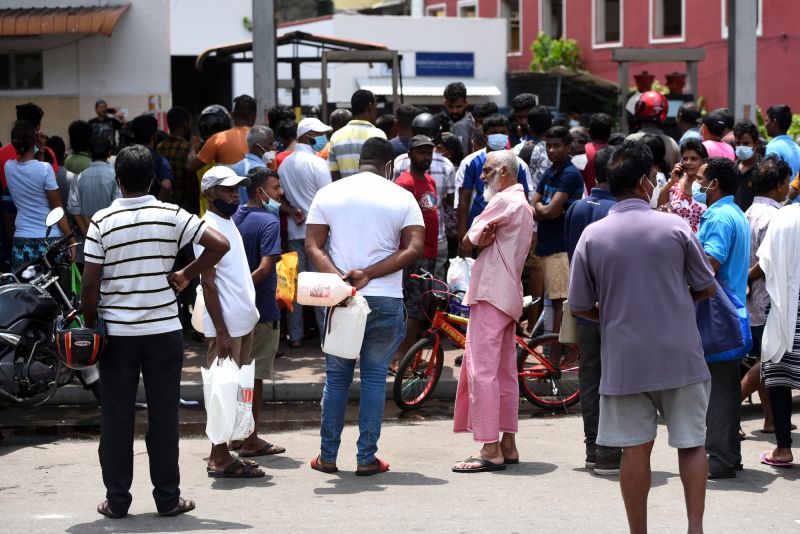 People queue to buy kerosene, 2022