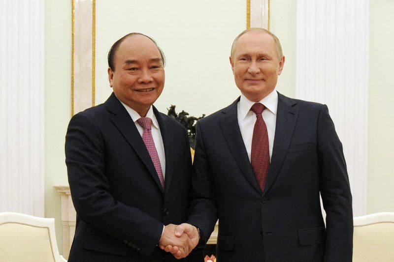 Vladimir Putin and Nguyen Xuan Phuc meet at the Kremlin