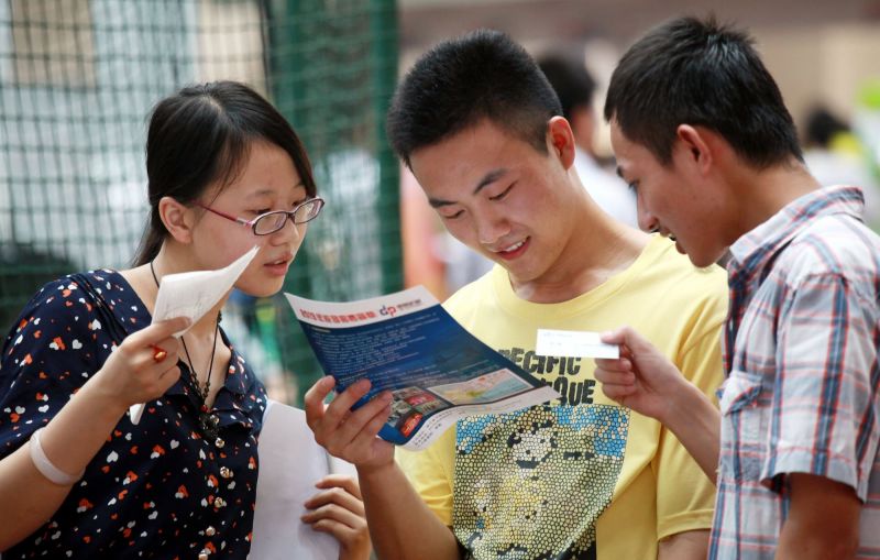 Chinese university graduates at job fair