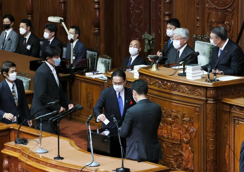 New PM Fumio Kishida voting in the leadership race